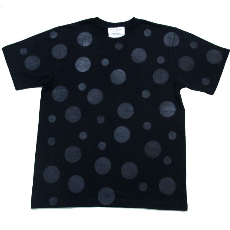 黒地用の黒でペイントした黒Tシャツ