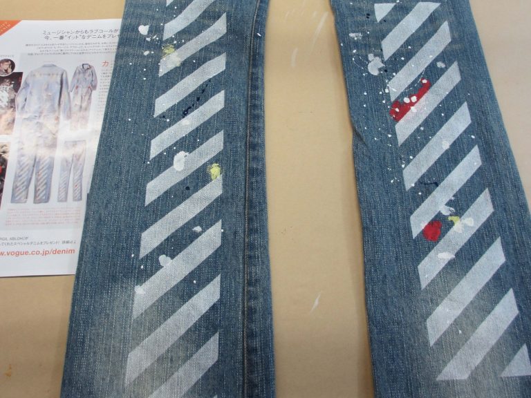 くらカラーでデニムにステンシル加工をほどこしているところ