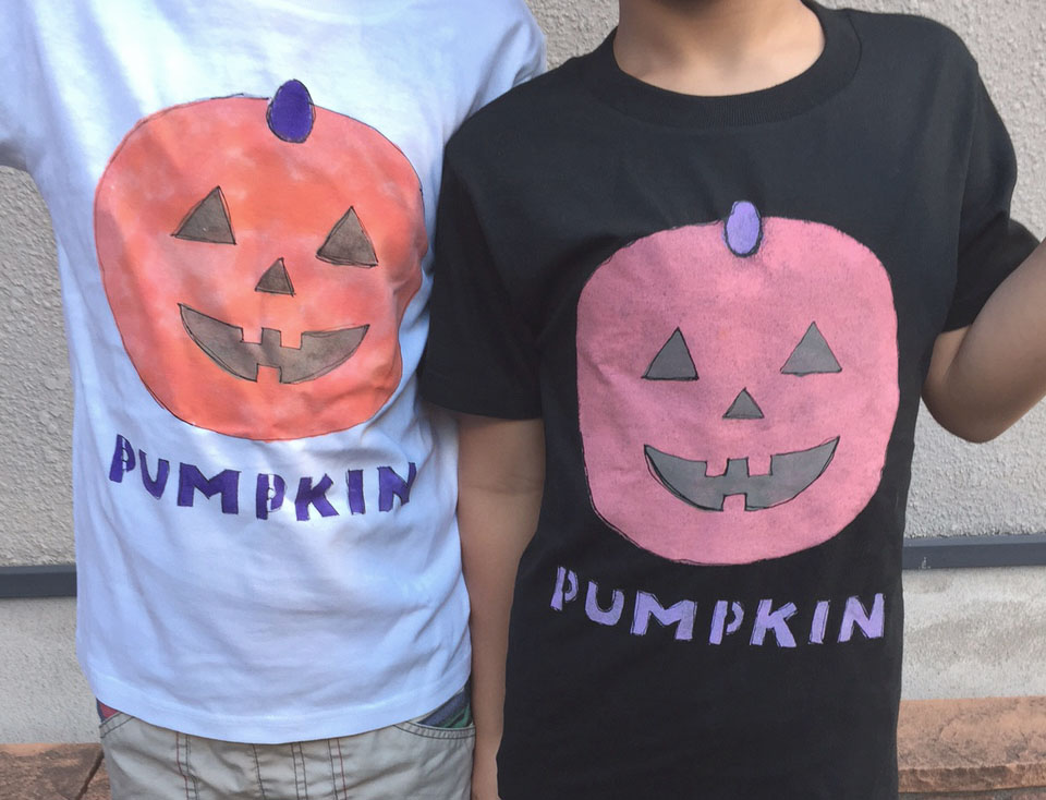 ハロウィンｔシャツは絵の具で描かれたジャックオランタンのイラスト入り