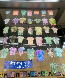 布用絵の具くらカラーを使用したタイダイ染Tシャツ