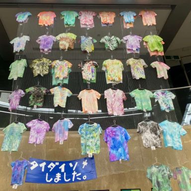 布用絵の具くらカラーを使用したタイダイ染Tシャツ
