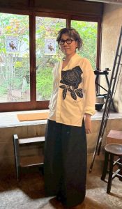布用絵の具くらカラーを使用してペイントされたシャツ