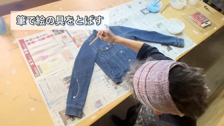 デニムにくらカラーでペイントする人物