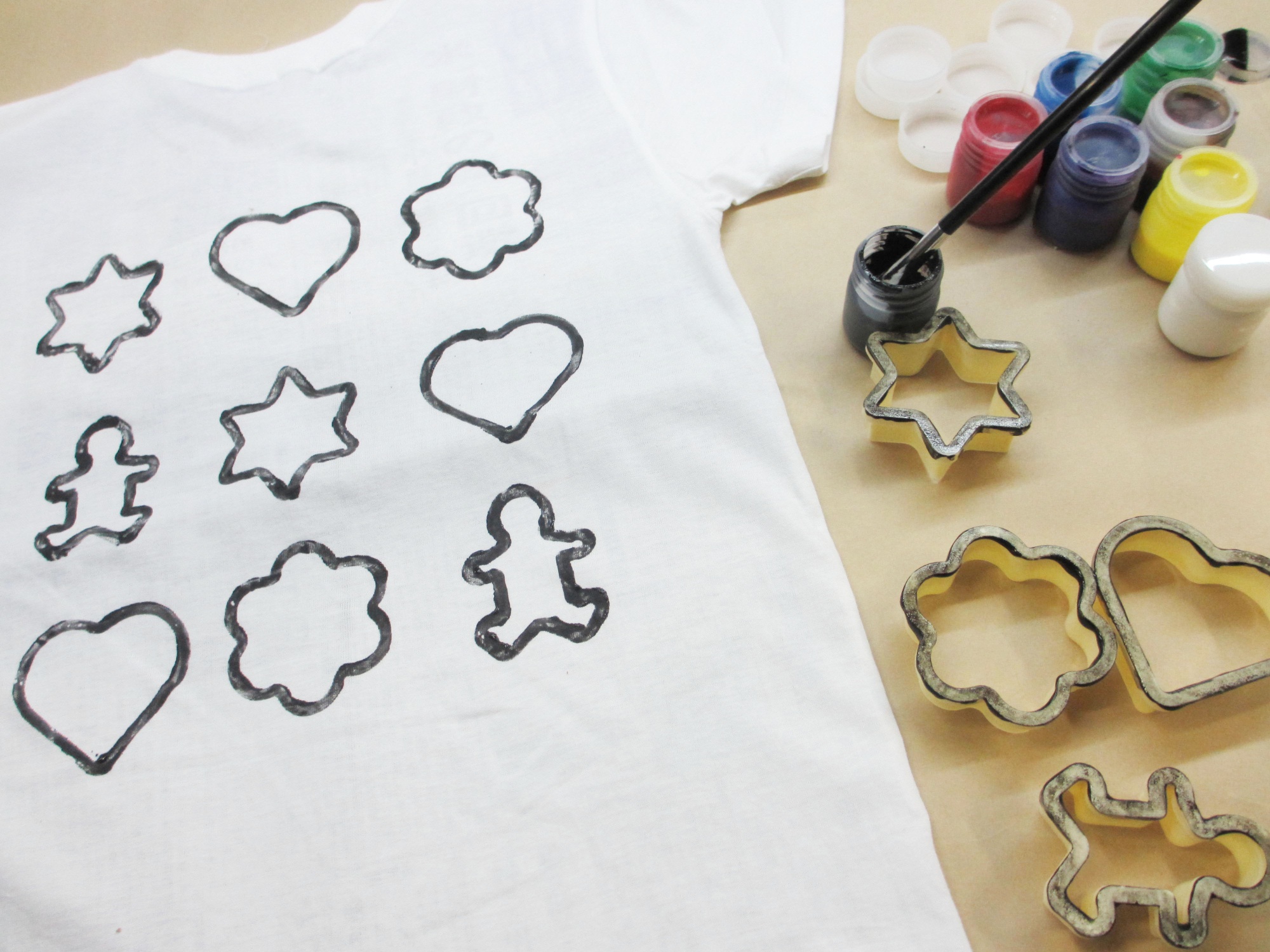 クッキー型に黒絵の具をつけてTシャツにスタンプ型を押す