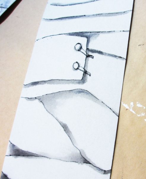 ストッキングに包帯柄を絵の具で描く