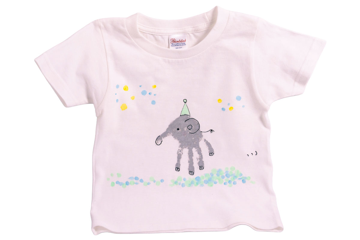 白tシャツに手形をおして筆で書き足したかわいい子象のお子様の成長記録tシャツが完成です